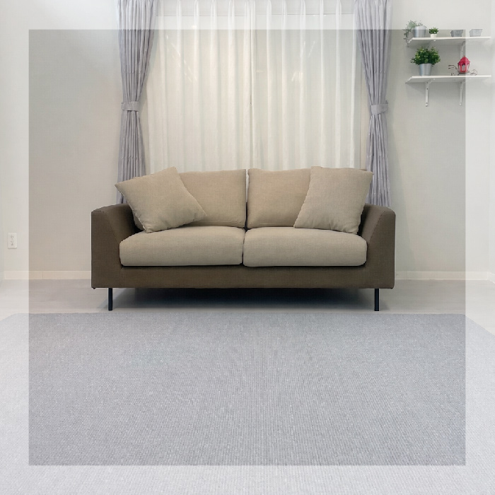 リビングに敷いた無地グレーカーペット ナチュラルな空間に合うシンプルデザイン