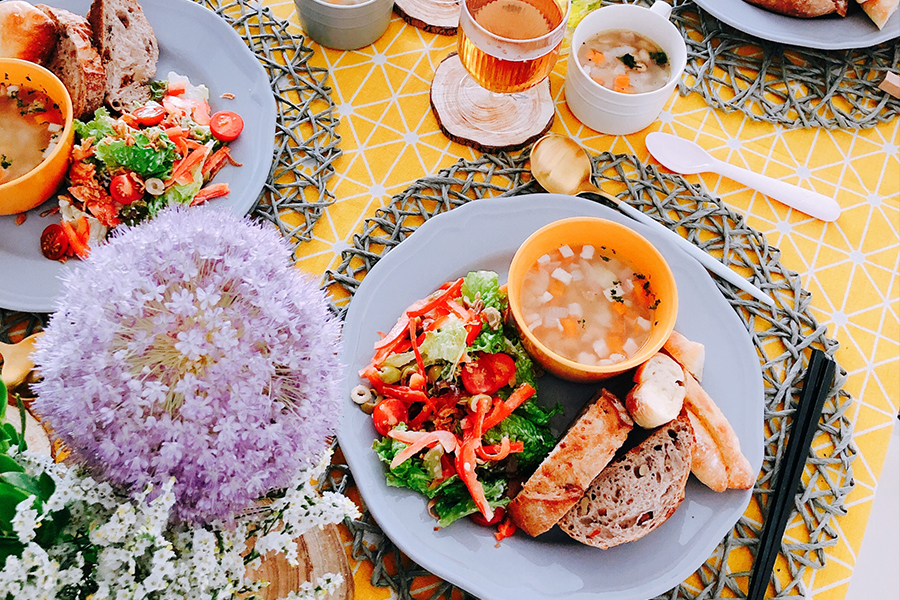 テーブルクロスで彩られた食卓