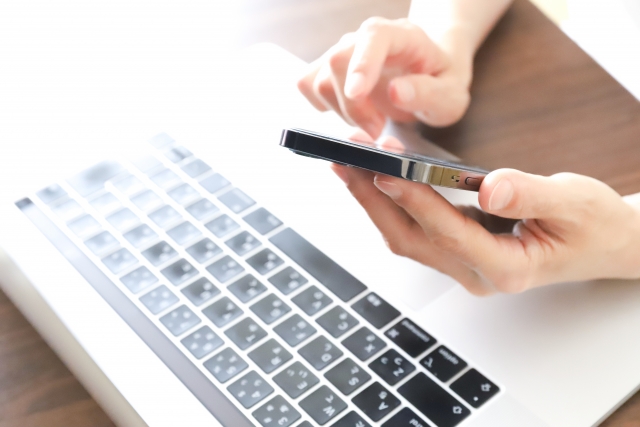 パソコンとスマートフォンで問い合わせるイメージ