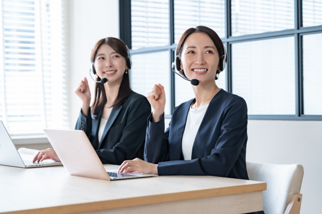 お問い合わせに対応するスタッフ