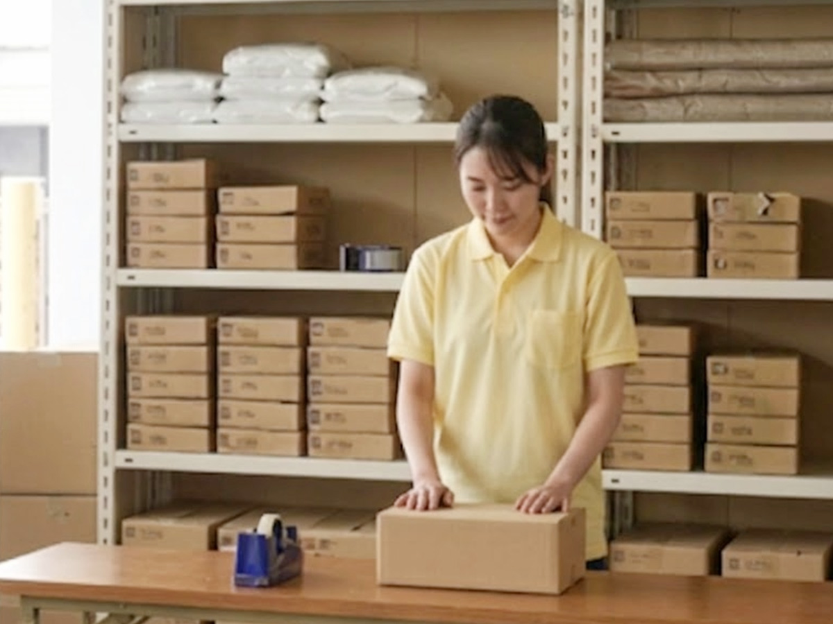 専門スタッフによる梱包作業の様子